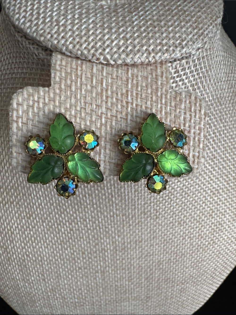 VTG Judy Lee Green Molded Glass Leaf & AB Rhinestone Clip on Earrings Gold Tone